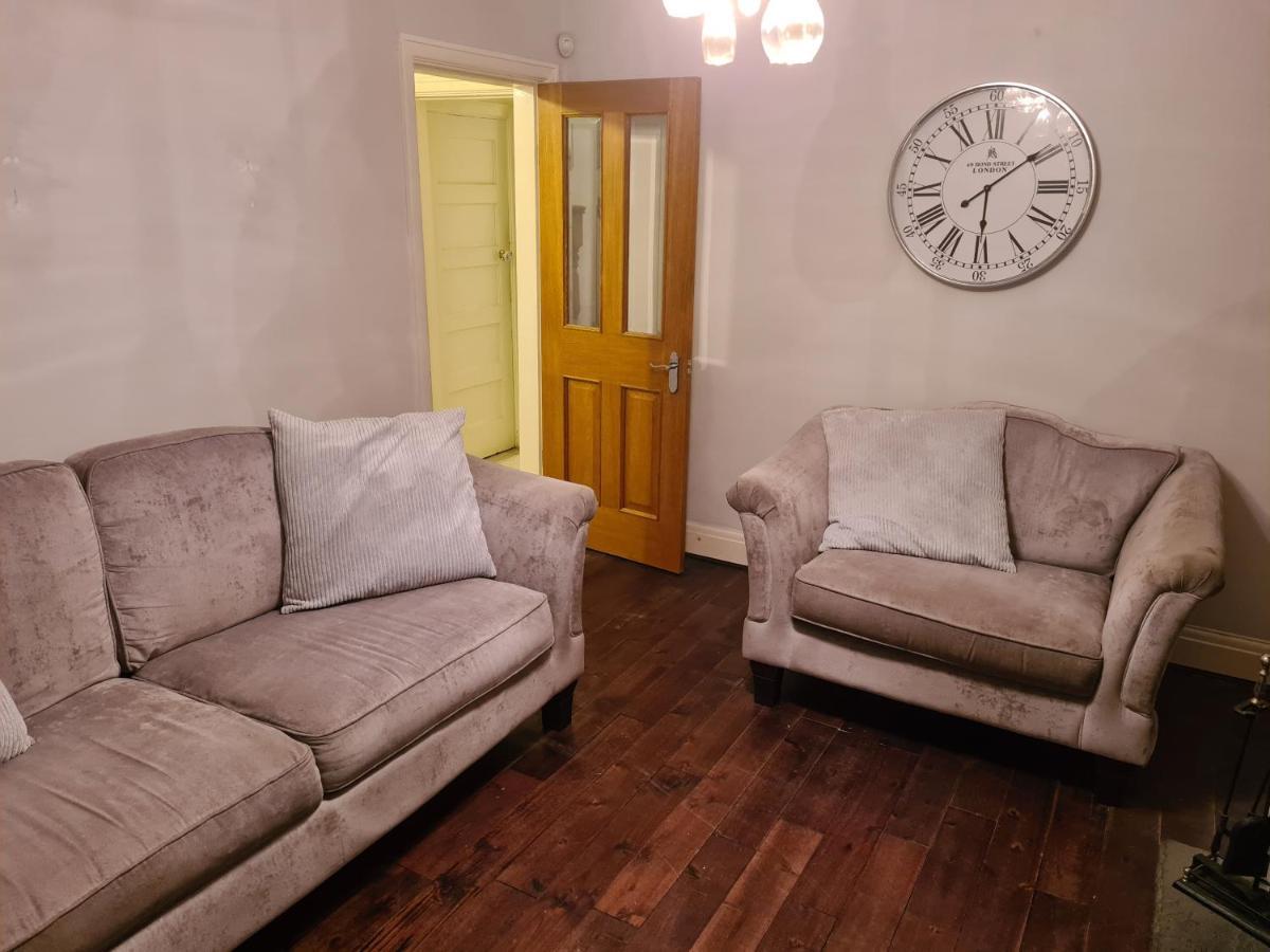 L & J Escapes: Family & Contractor-Friendly with Parking Near M6 Apartment Coseley Exterior photo