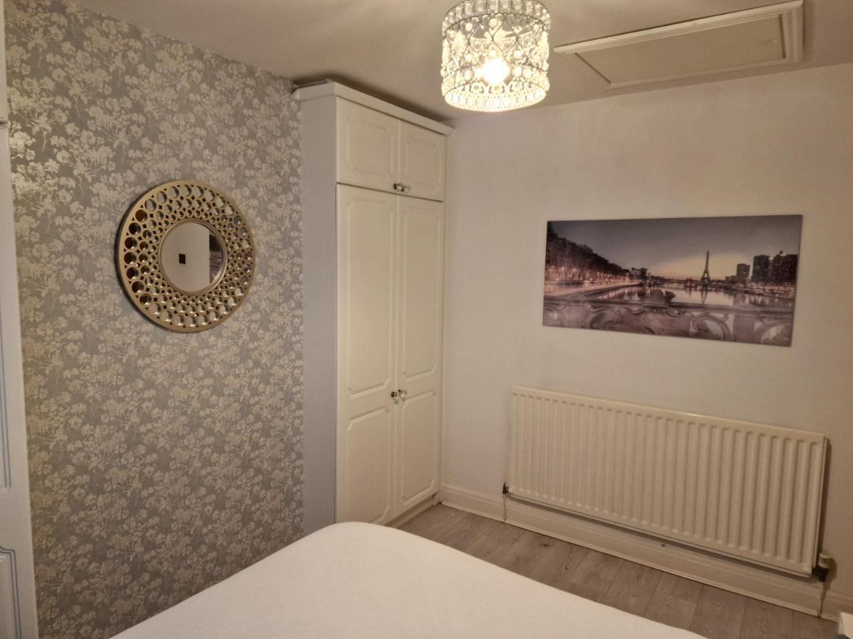 L & J Escapes: Family & Contractor-Friendly with Parking Near M6 Apartment Coseley Exterior photo